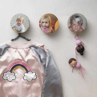 Make personal clothes hanging knobs using resin