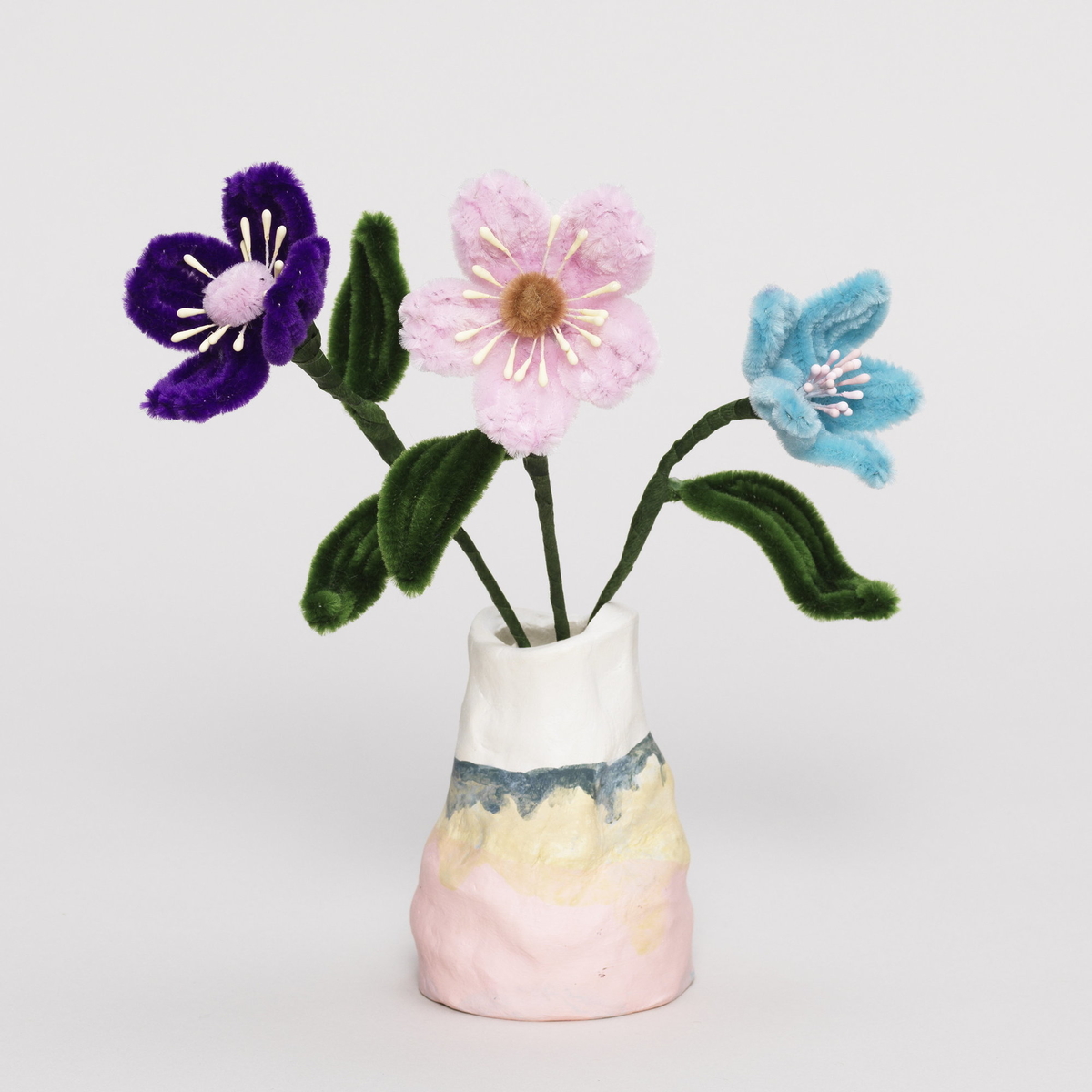 Gör blommor av piprensare