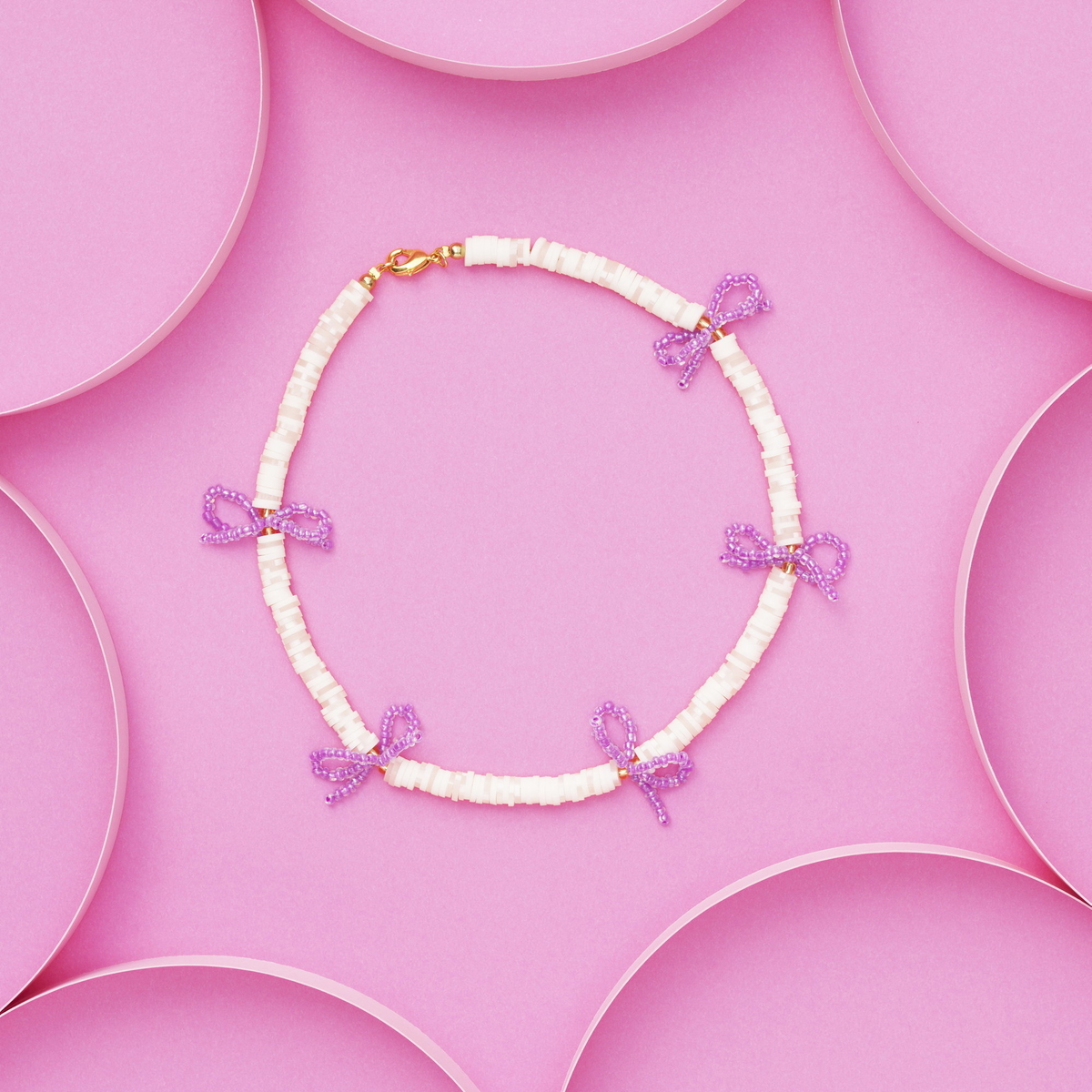Pärla halsband med rosetter