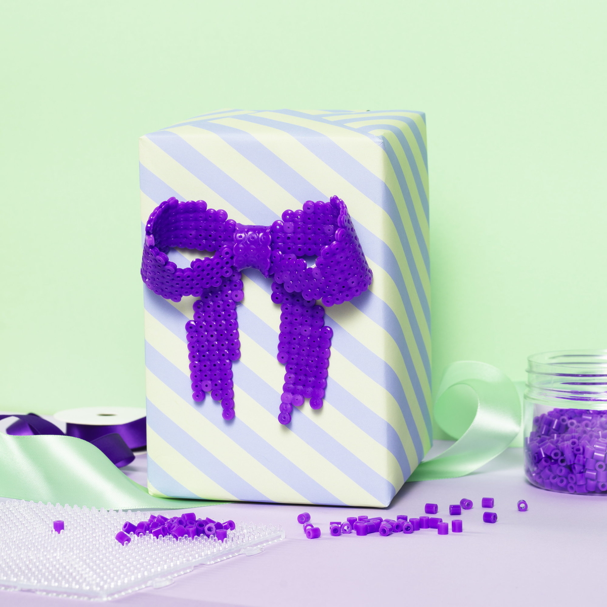 Pynta paket med pärlrosett