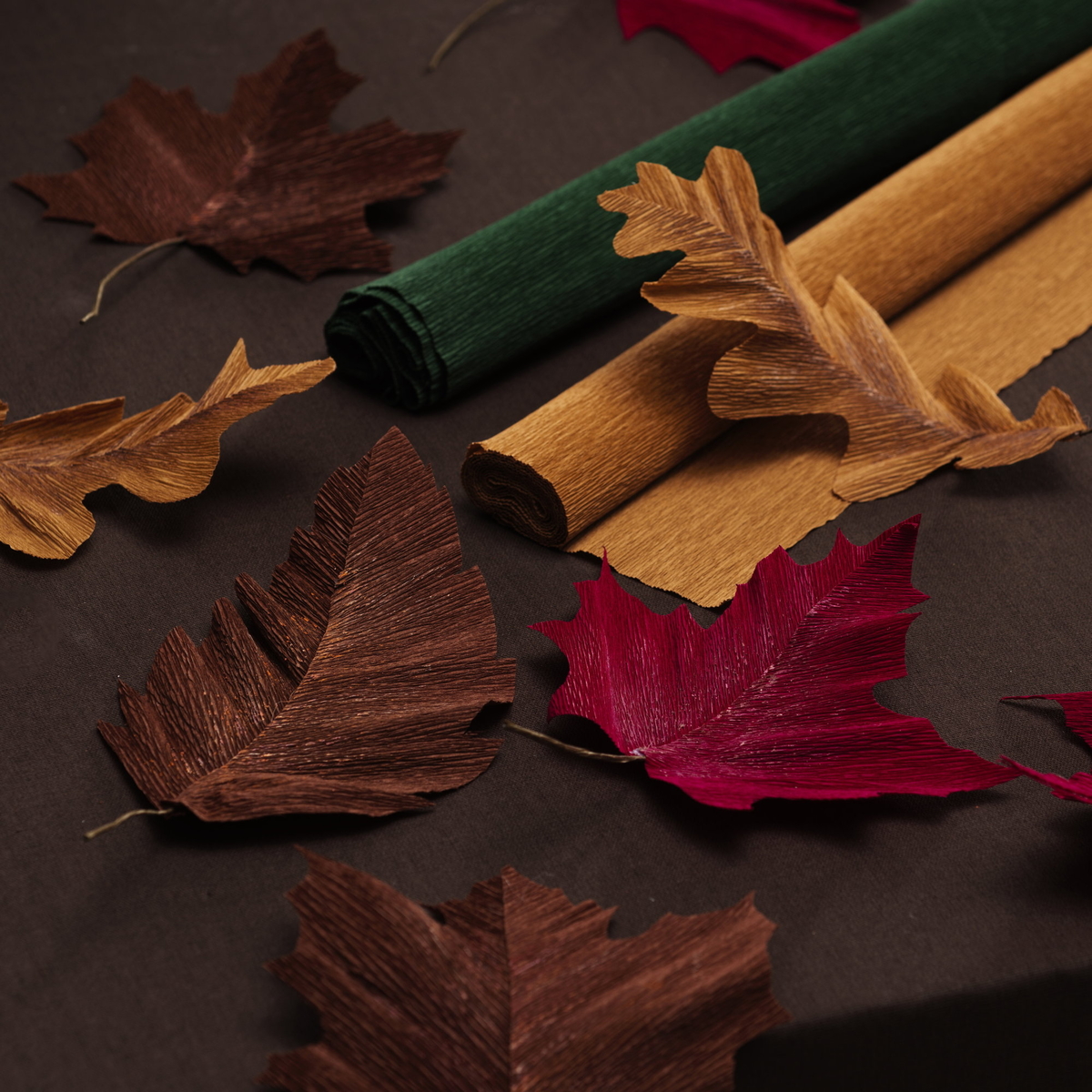 Tee kauniita syyslehtiä kreppipaperista