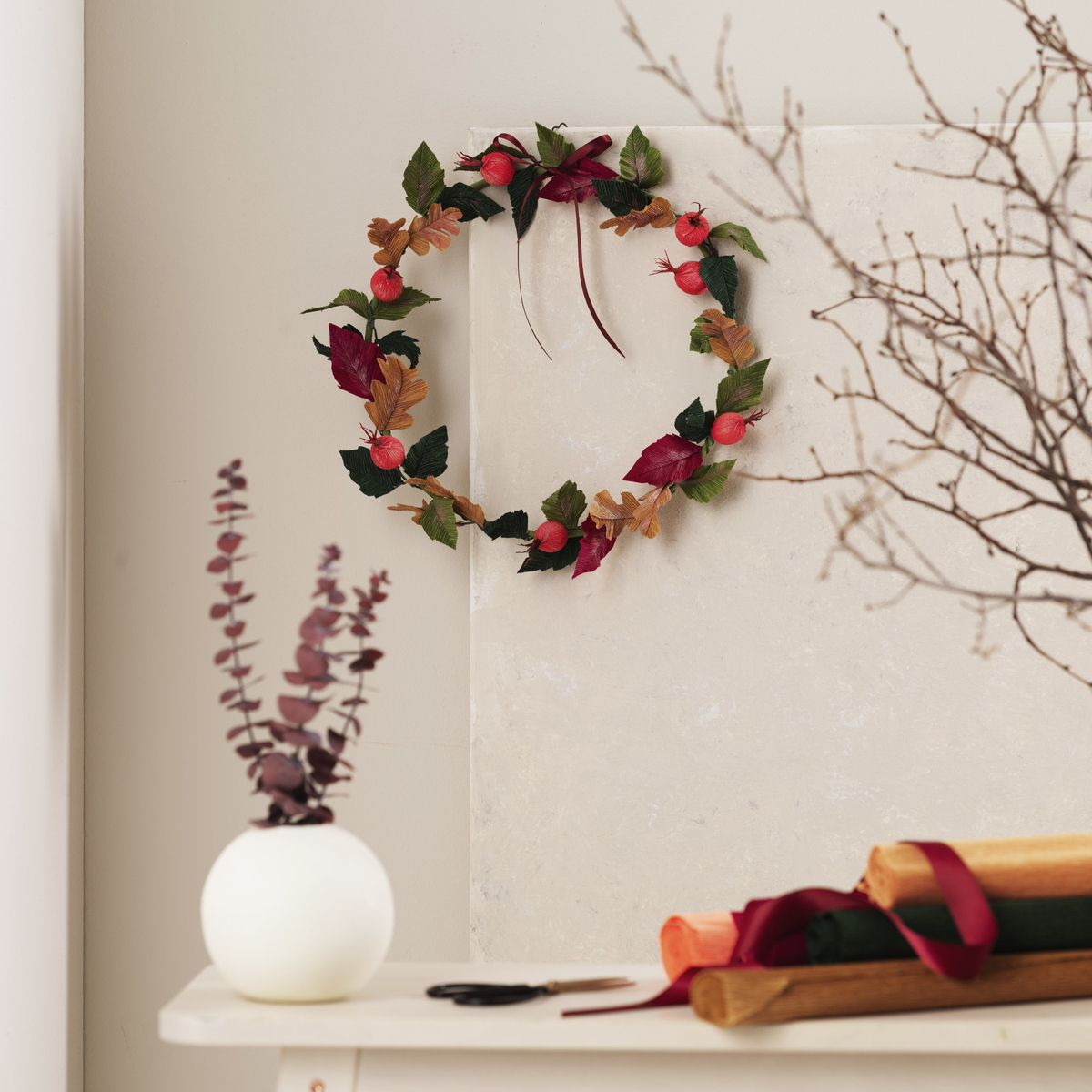 Ruusunmarjakranssi kreppipaperista