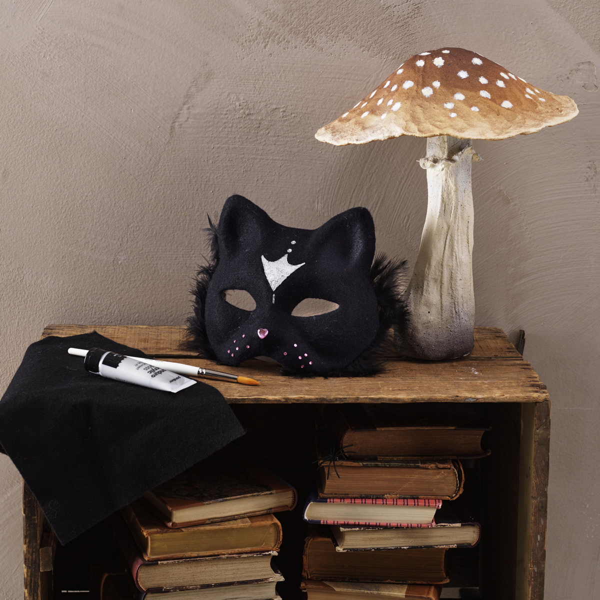 Tee musta, kimaltava kissanaamari