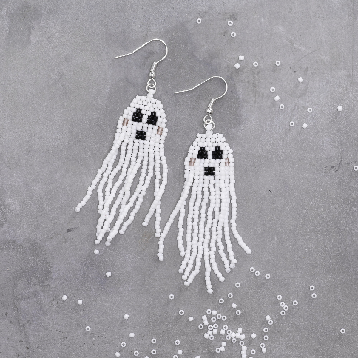 Gör spökörhängen av glaspärlor