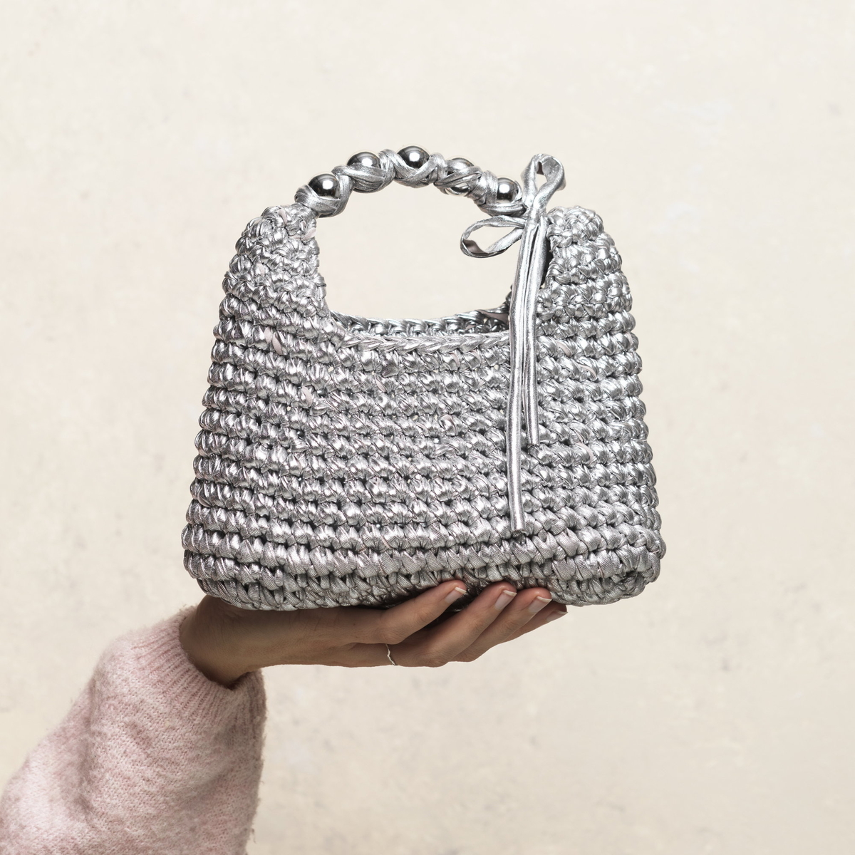 Virkad clutch med pärlhandtag