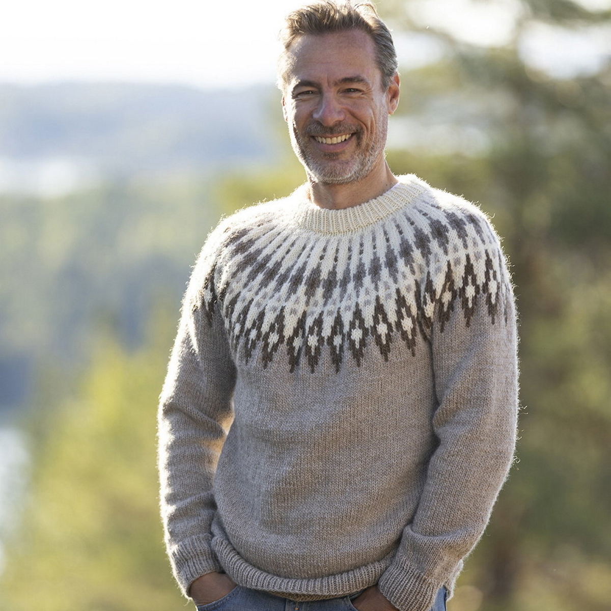 Strik en mønstret uldtrøje i herremodel