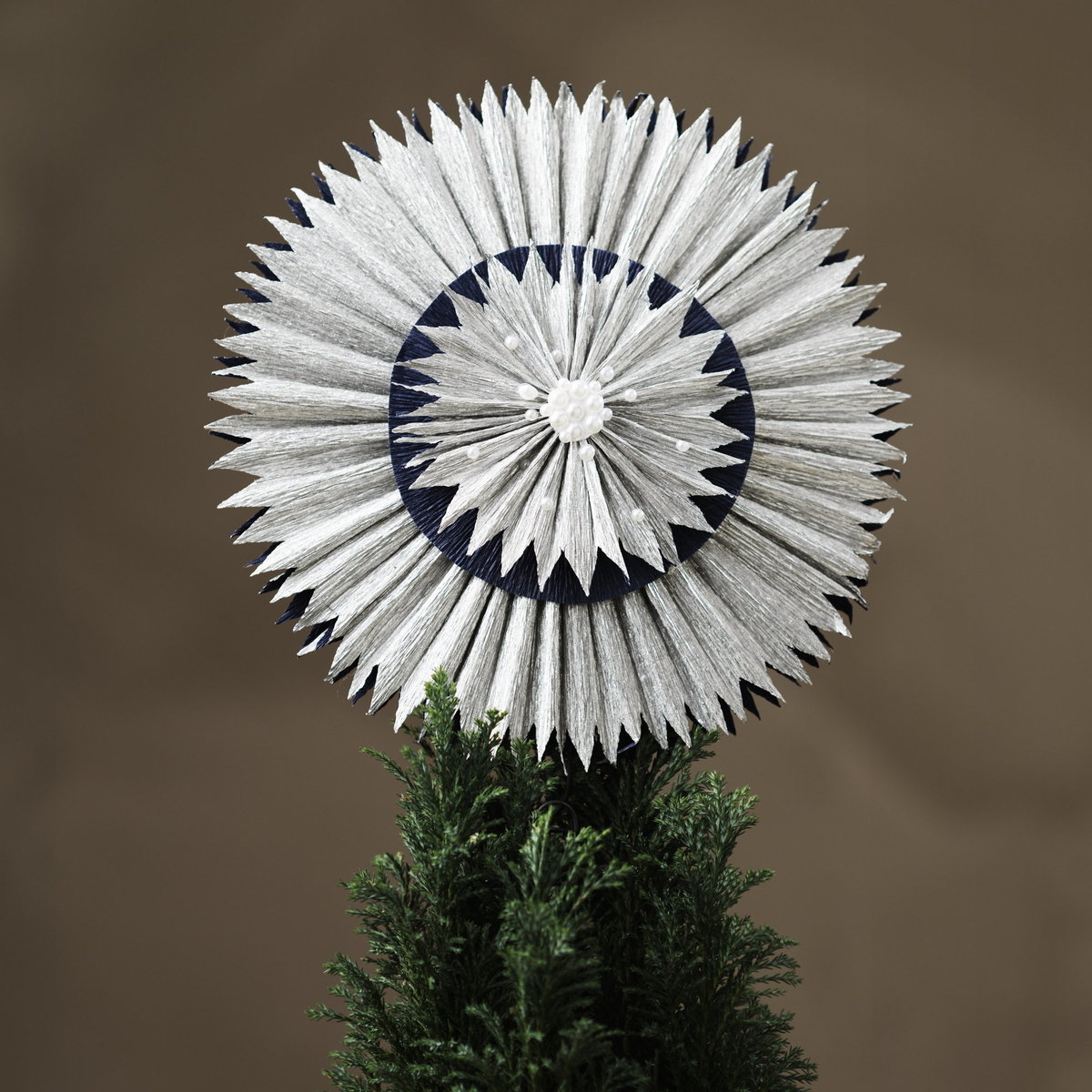 Gör en toppstjärna i crêpepapper