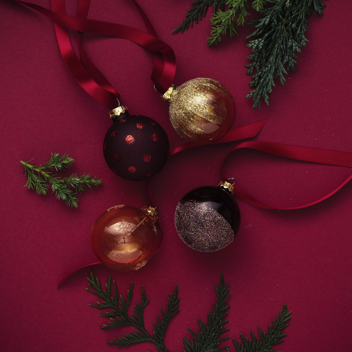 Gör julgranskulor med glittrigt reliefmönster