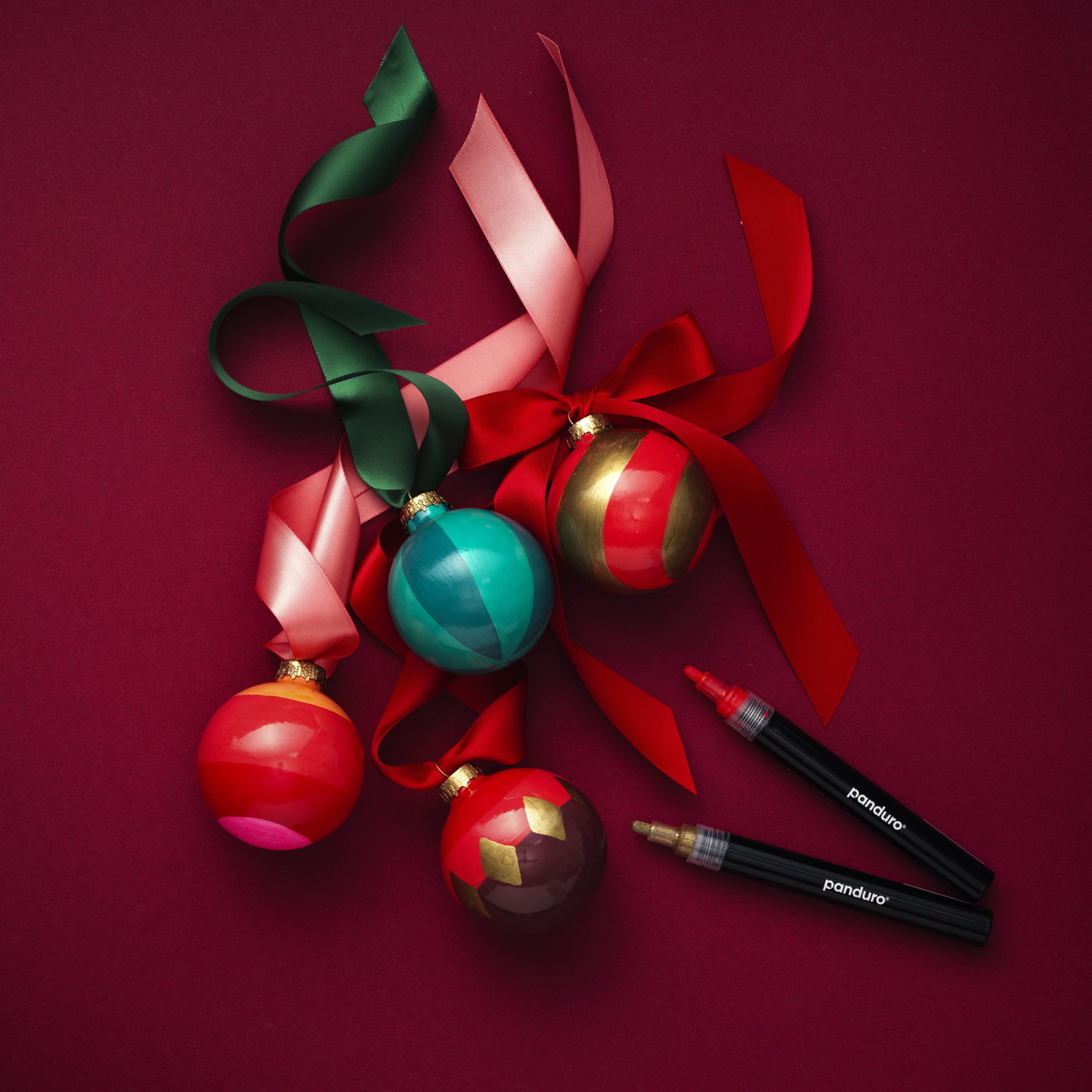 Ge julgranskulor ny färg