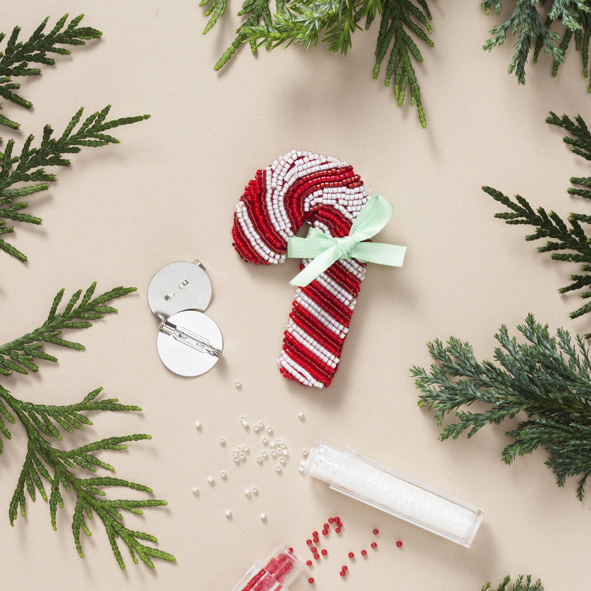 Gör en polkagrisbrosch med pärlbroderi