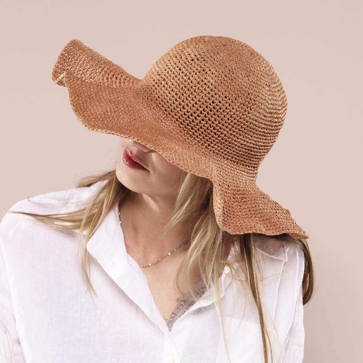 Virka en solhatt i raffiagarn