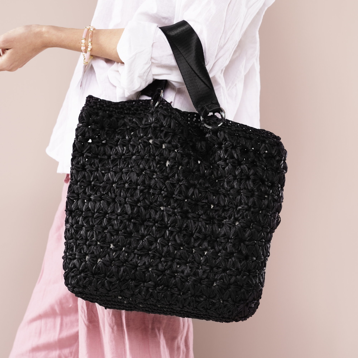 Virka en raffiaväska med jasmine-mönster