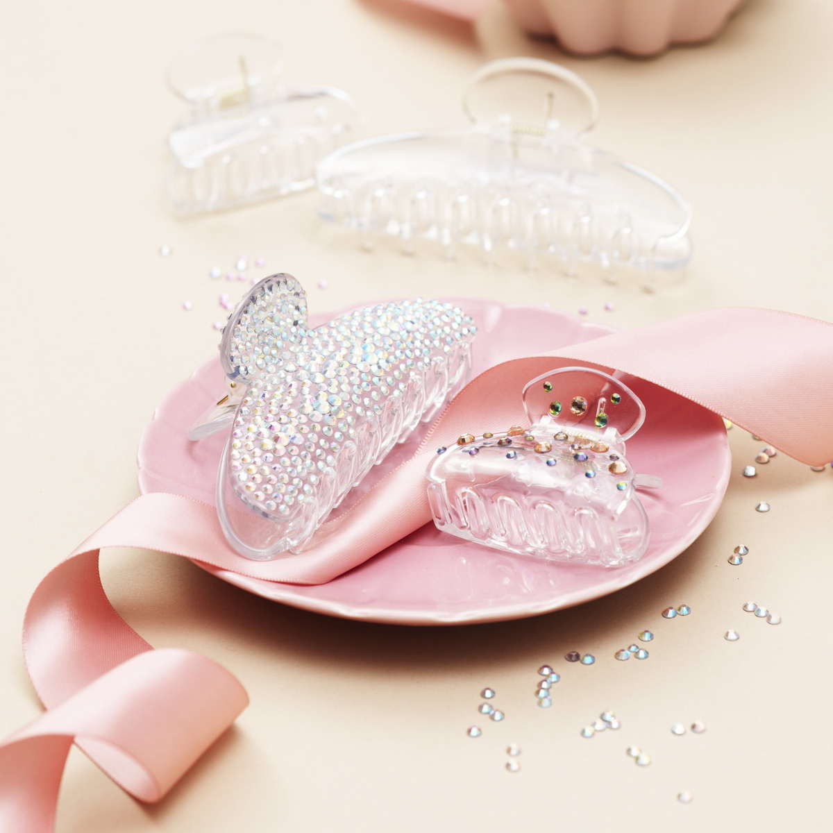 Dekorera hårklämmor med strass