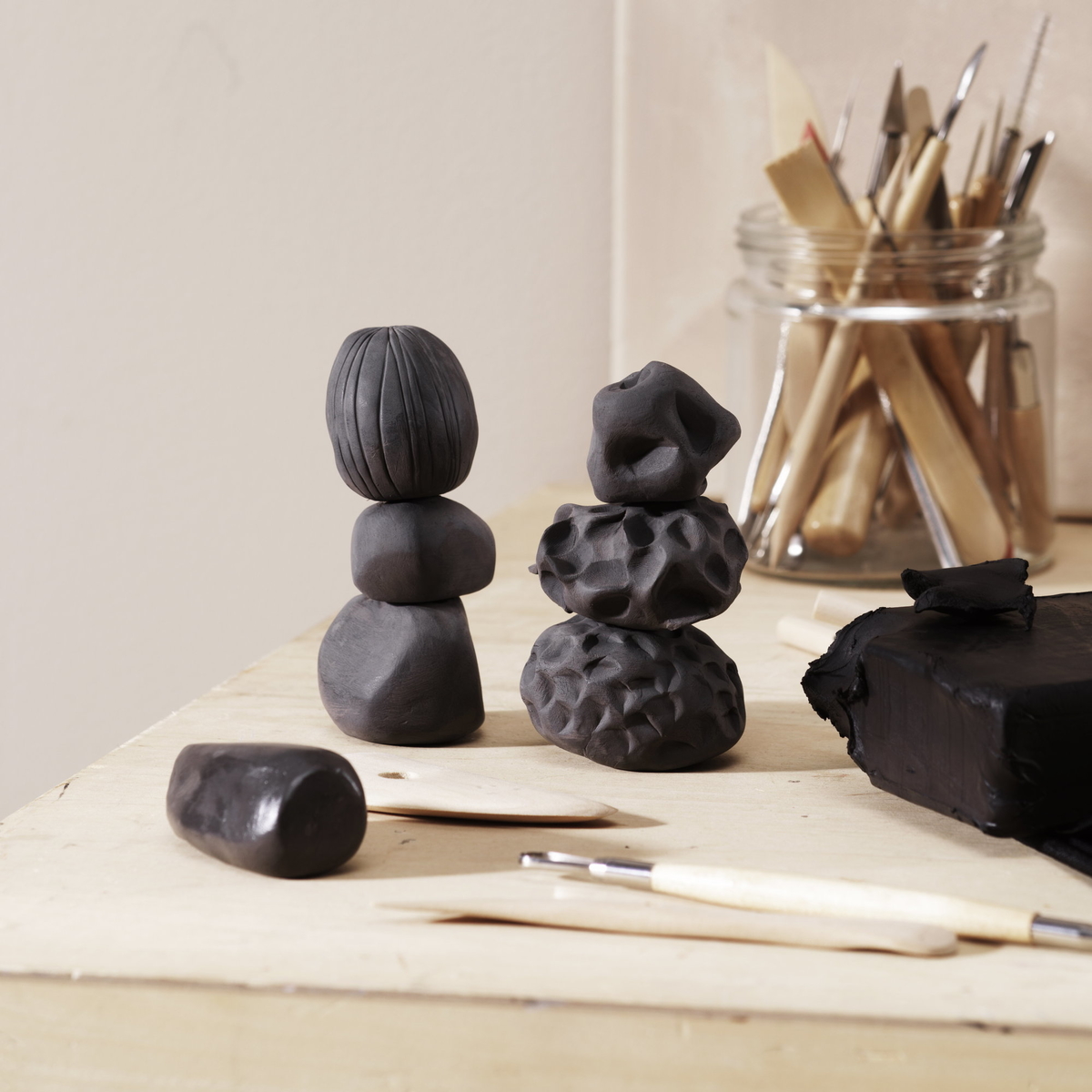 Forma skulpturer i svart lera