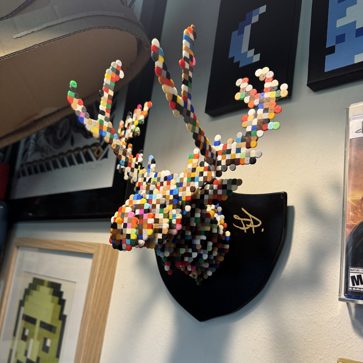 Värikäs hirvitrofee helmistä