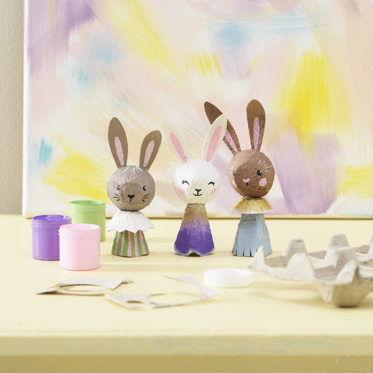 Forvandle eggekartonger til søte kaniner