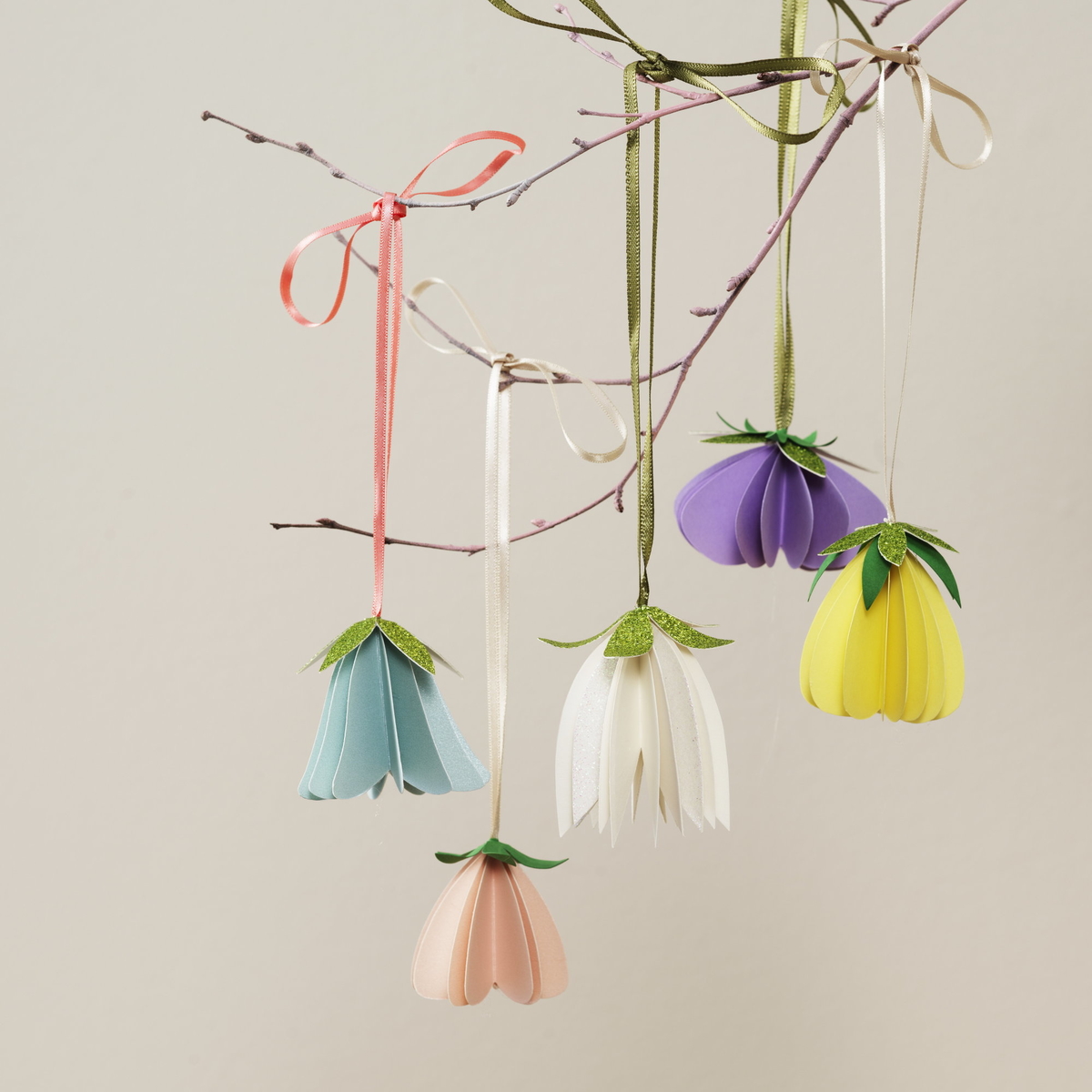 Pyssla söta blomhängen i papper