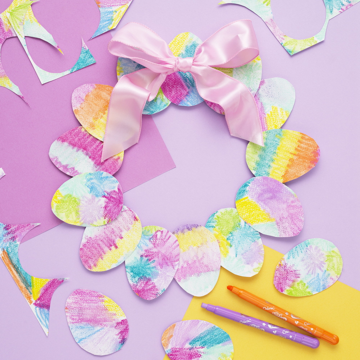 Pyssla en färgglad äggkrans