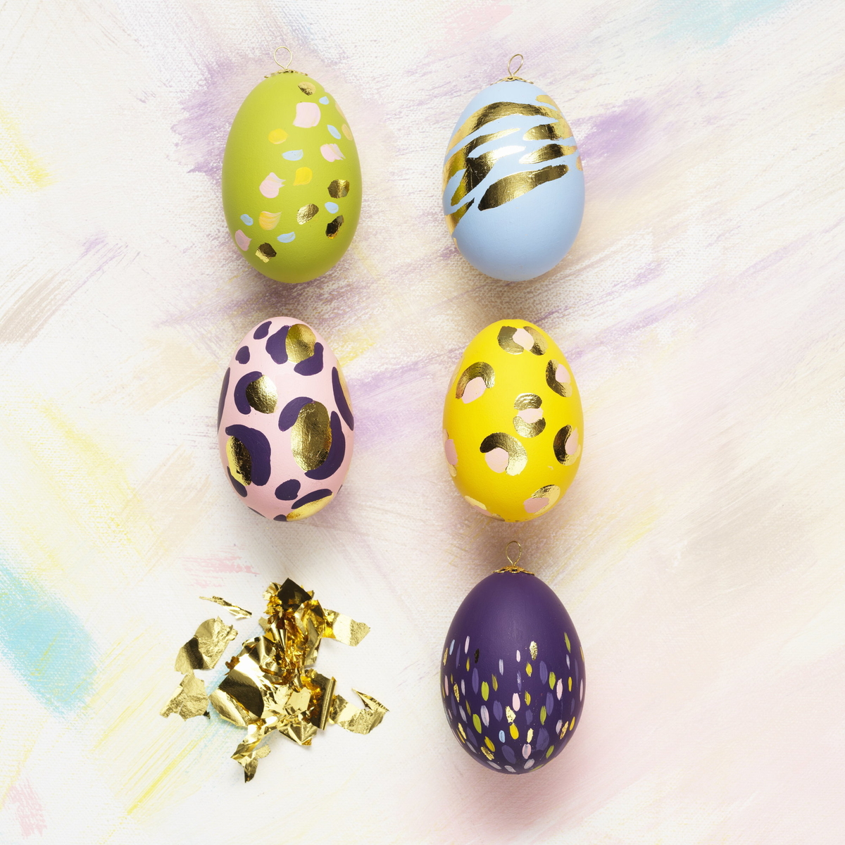Måla ägg med guldmönster