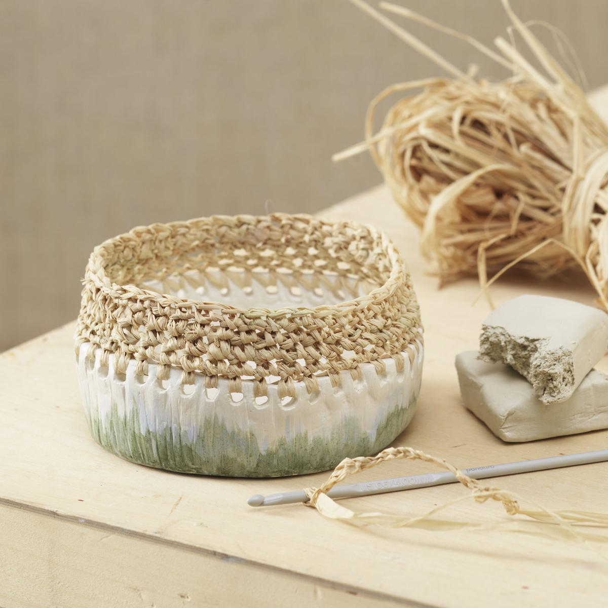 Skapa en skål av lera och raffia