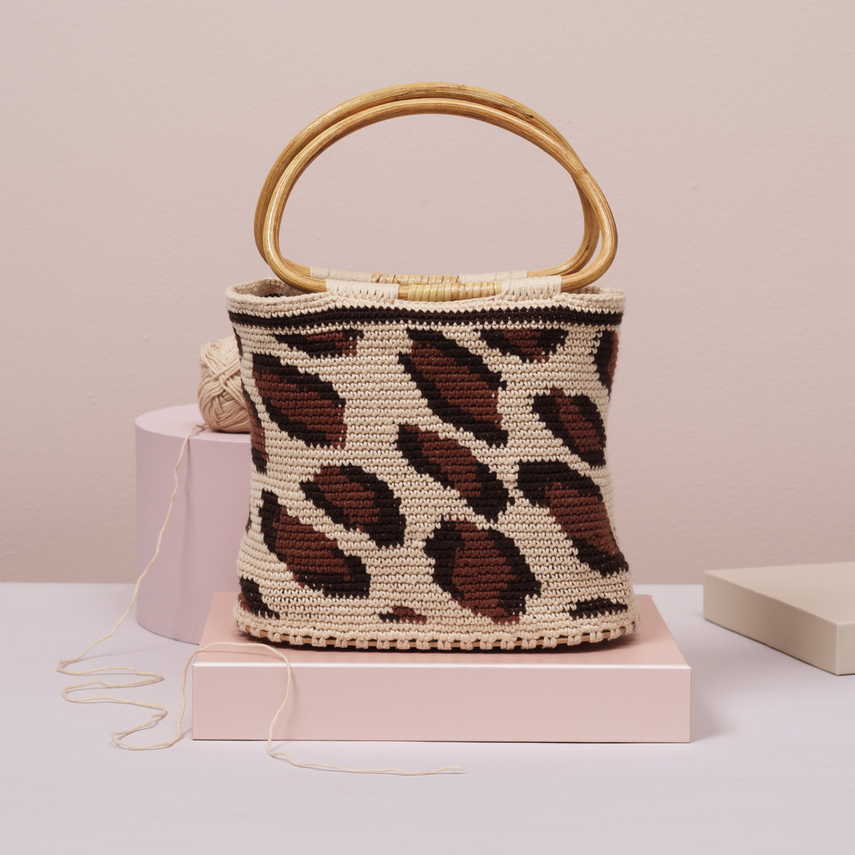 Virka en leopardmönstrad väska