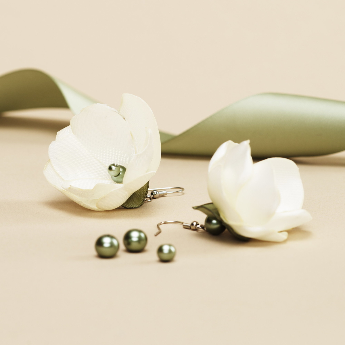 Gör blomörhängen av satinband
