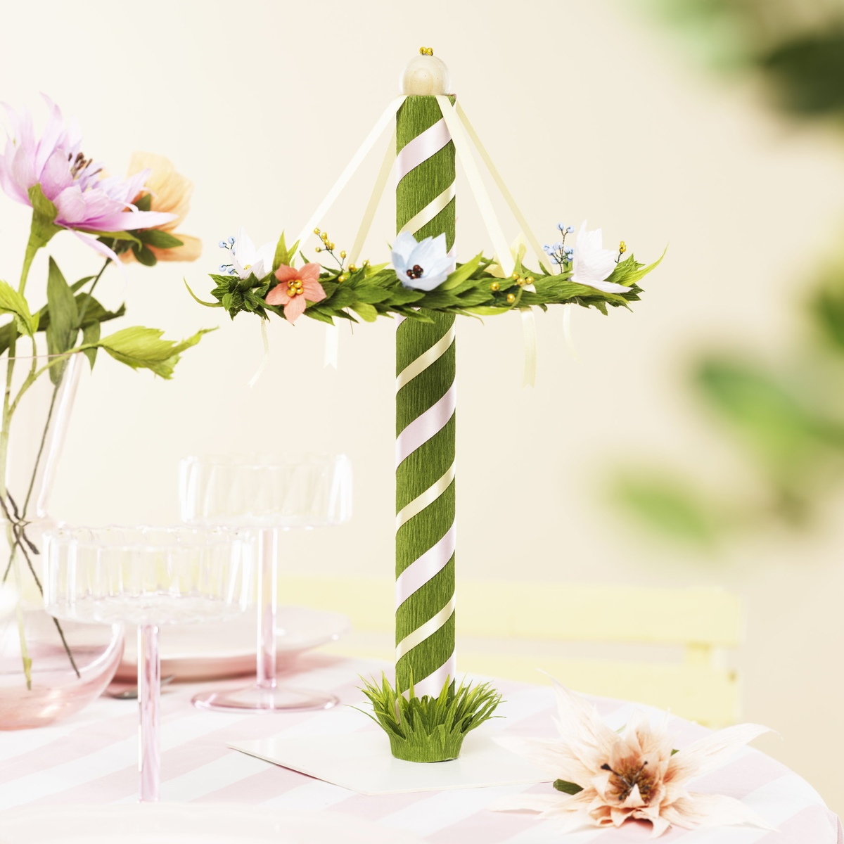 Gör en midsommarstång i crêpepapper
