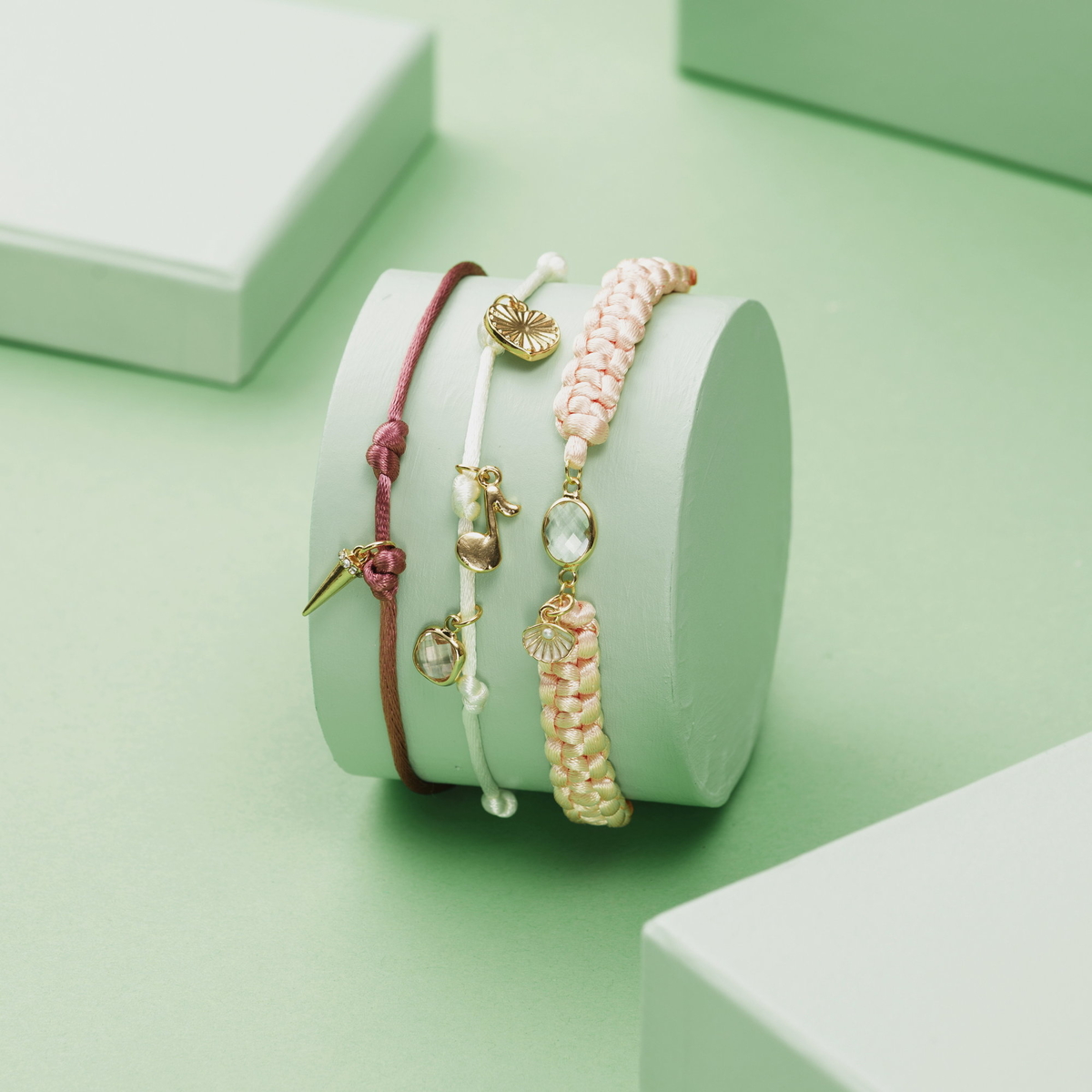 Knyt makraméarmband med charms
