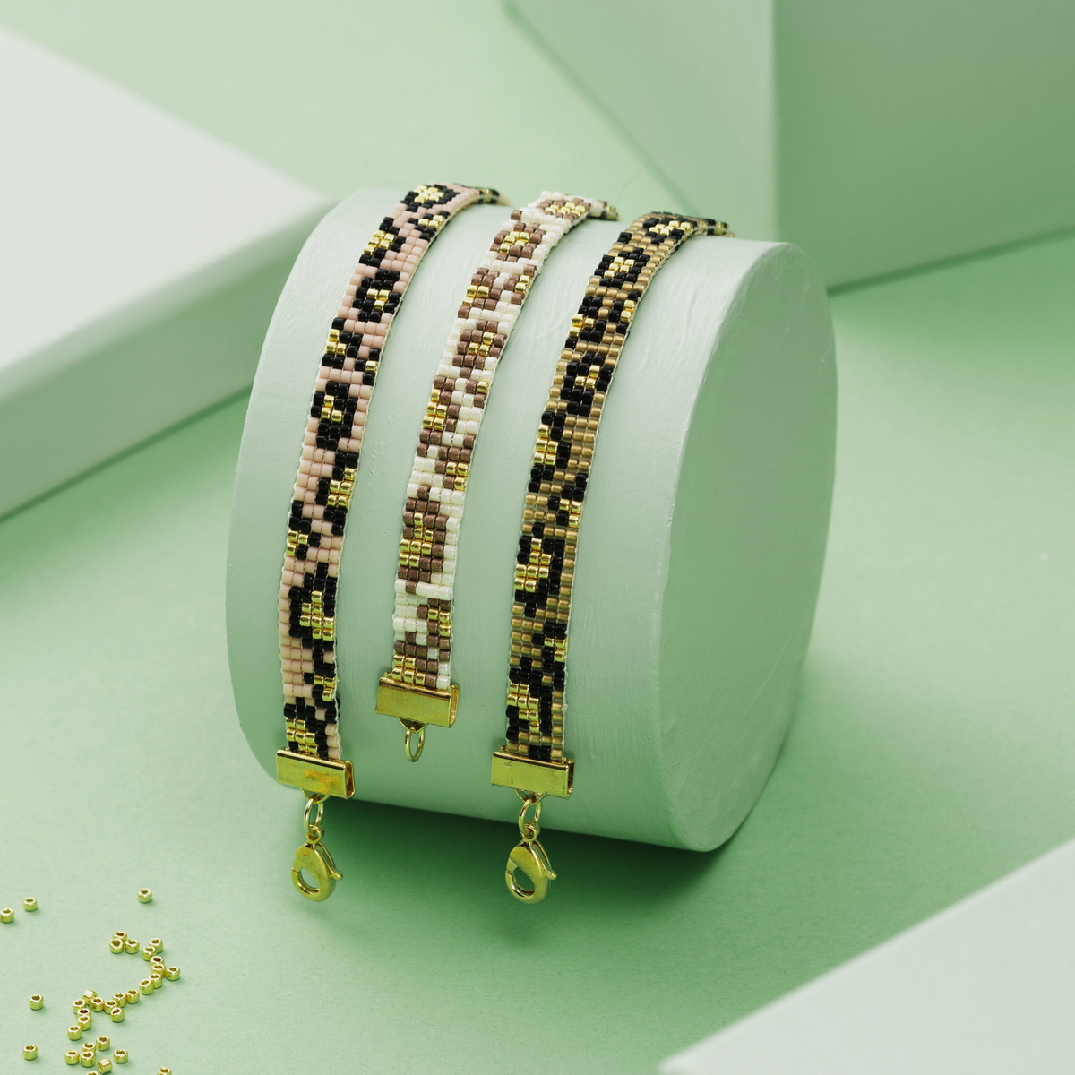 Väv leopardarmband med glaspärlor