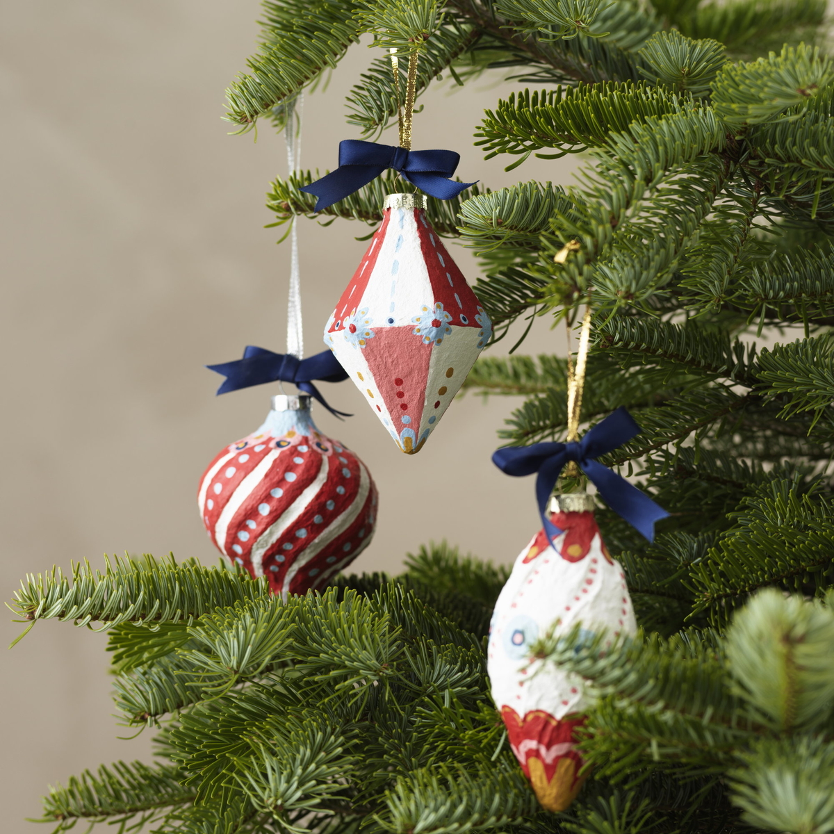 Förnya julgranskulor med papier-maché