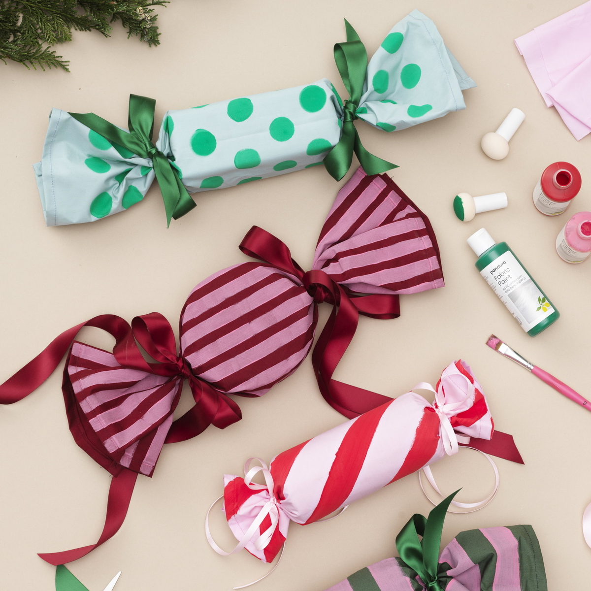 Slå in julklappar i tygkarameller