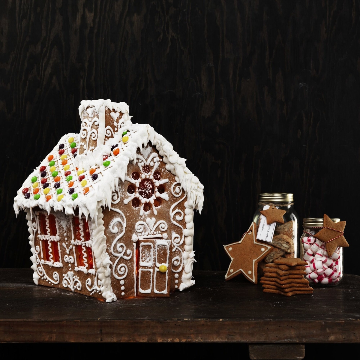 Build the most beautiful gingerbread house of Christmas!