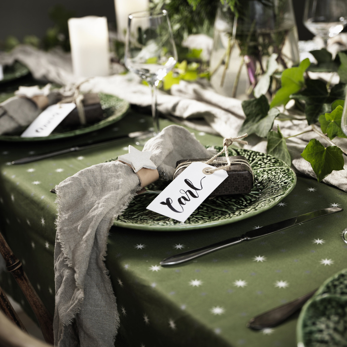 Dekk et julefint bord i grønt og natur