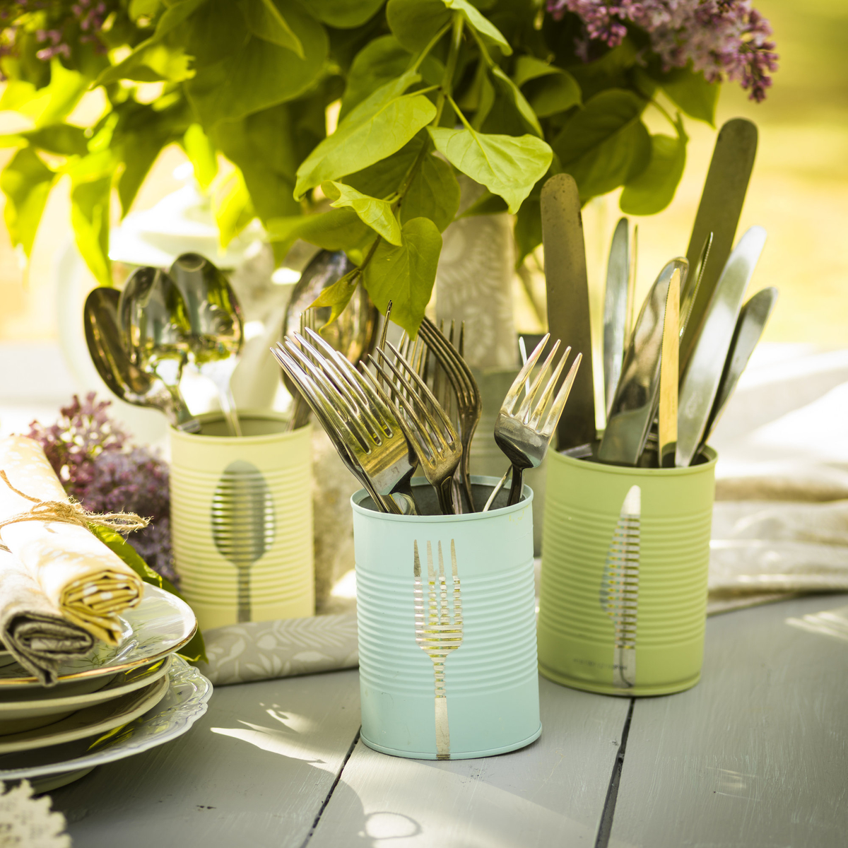 Use spray paint to organise your cutlery