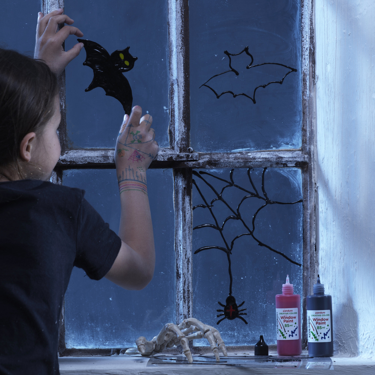 Halloween-hobby med vindusmaling
