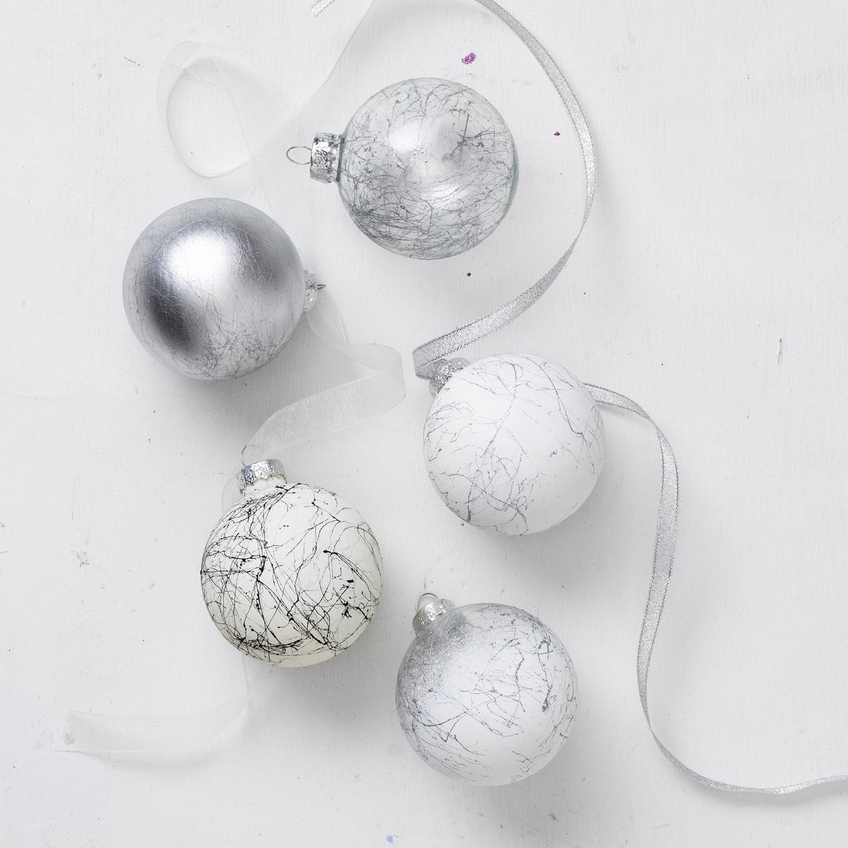 Marble-sprayed Christmas baubles