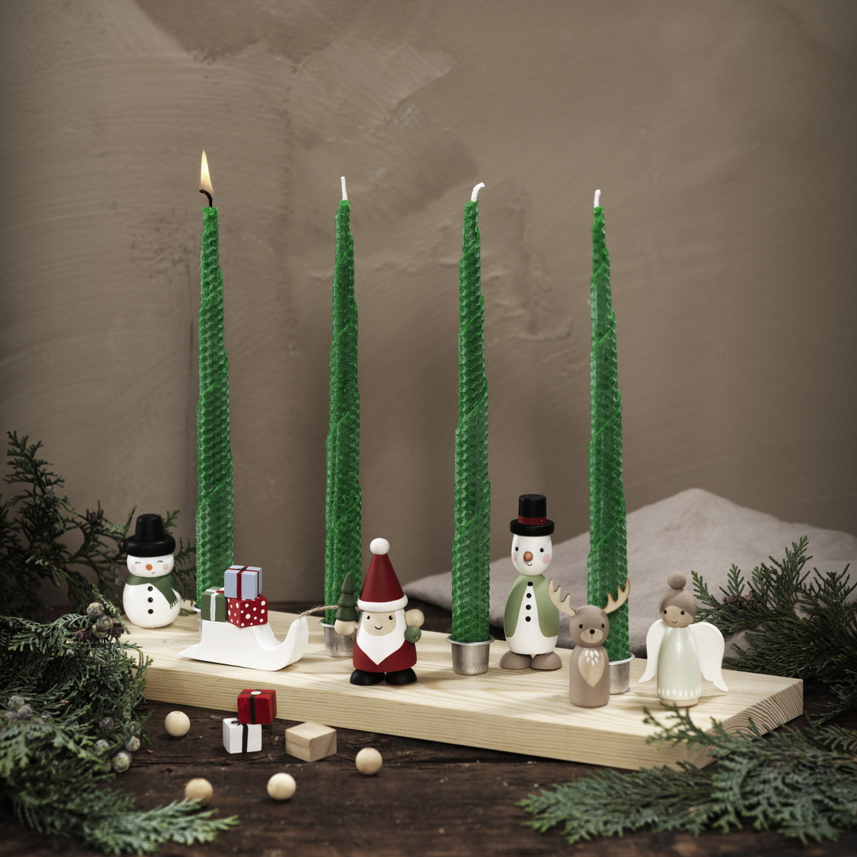 Bygg en adventsljusstake med julfigurer