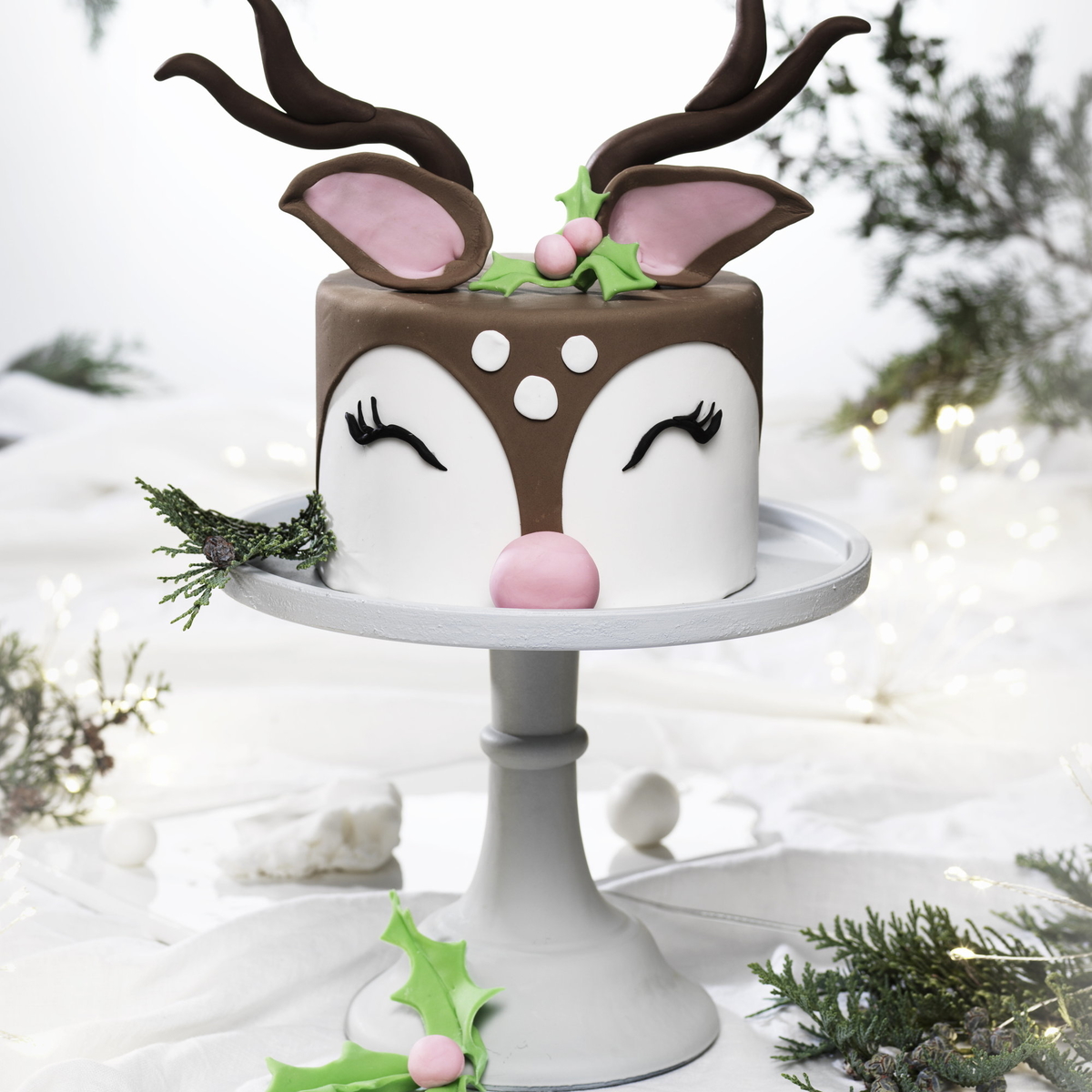 Bake the cutest reindeer cake for Christmas