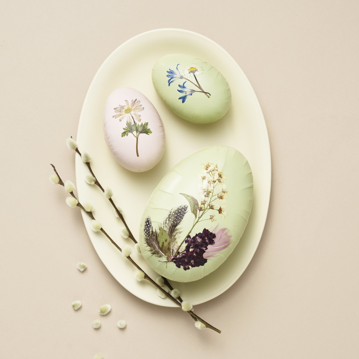 Dekorer æg med tørrede blomster
