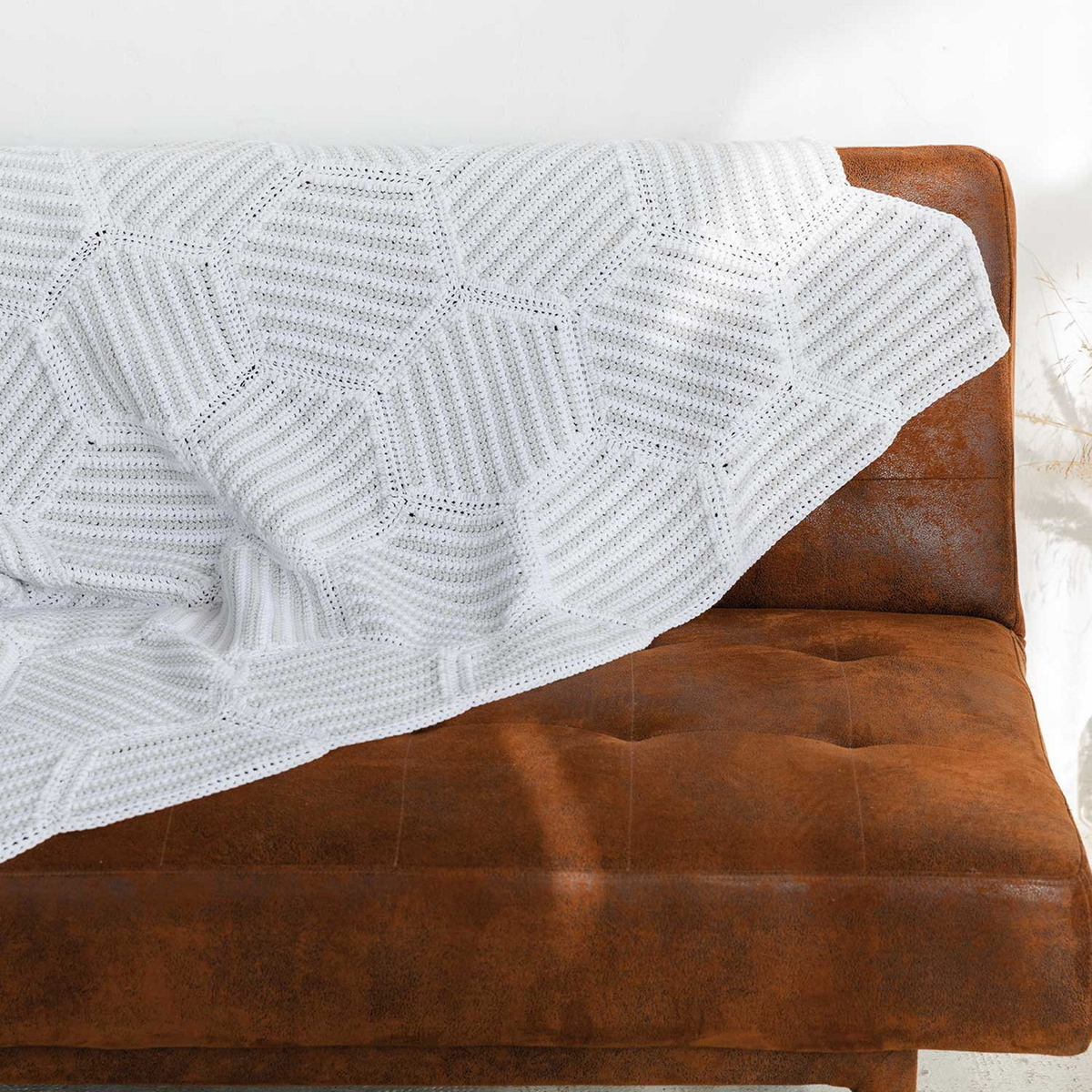 Crochet a blanket with a hexagonal pattern