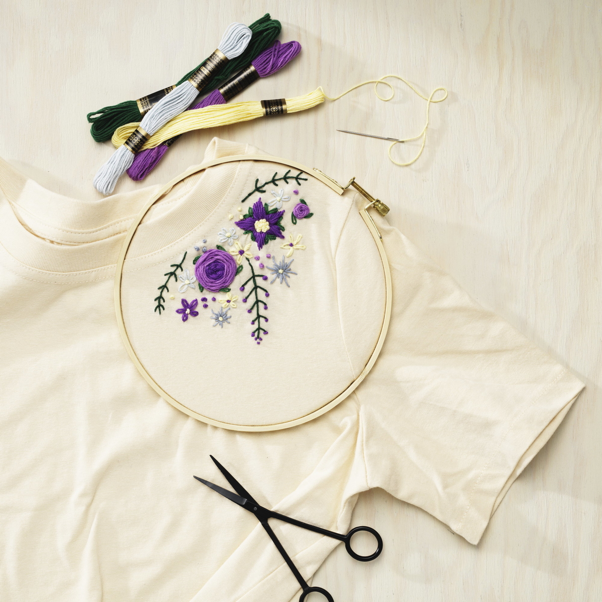 Cheer up a T-shirt with embroidery
