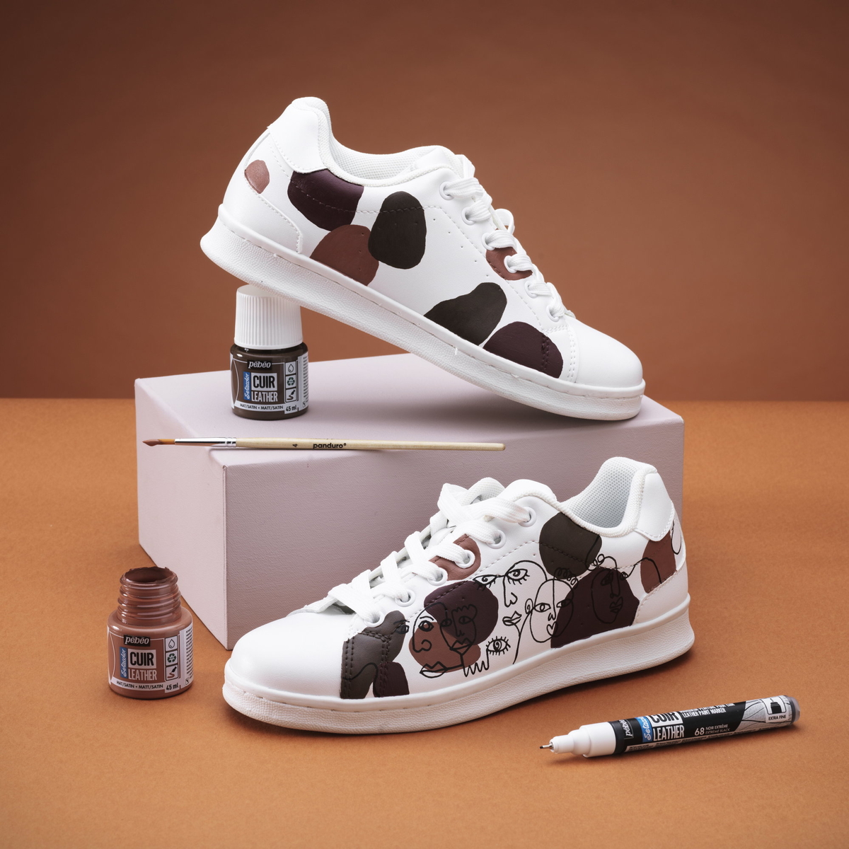 Male på sneakers med lærfarge