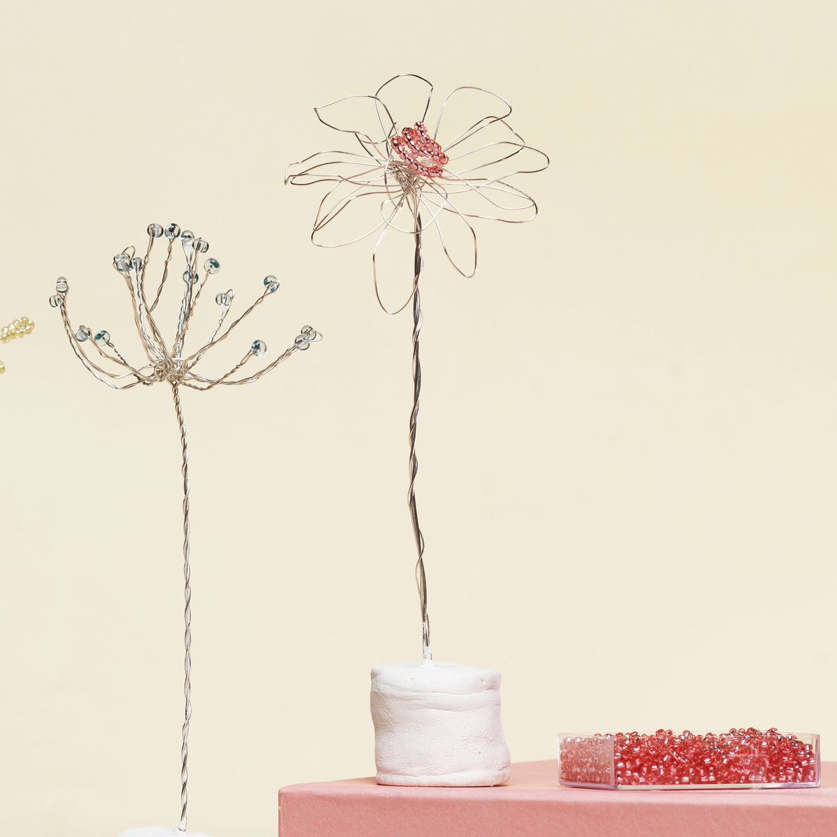 Pyssla blommor i ståltråd och pärlor