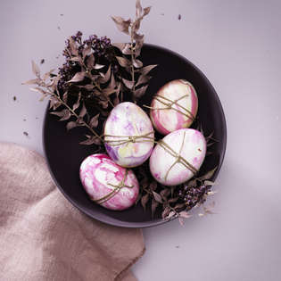 Paint eggs with watercolours