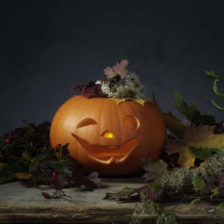 Decorate a Halloween pumpkin