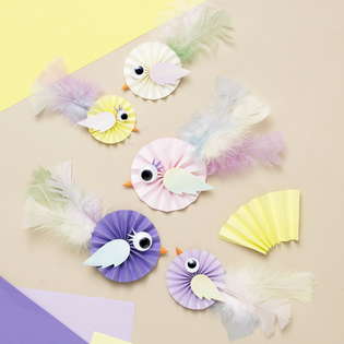 Fold pastelfarvede papirfugle